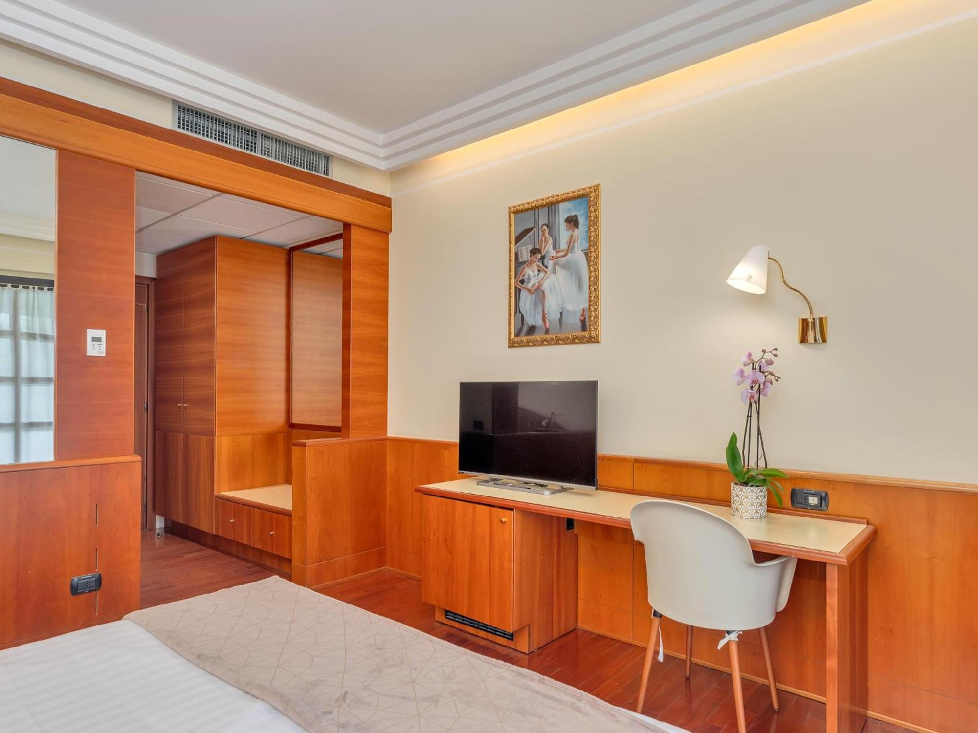 B&B Hotels Hotel Prestige Орнаго Экстерьер фото