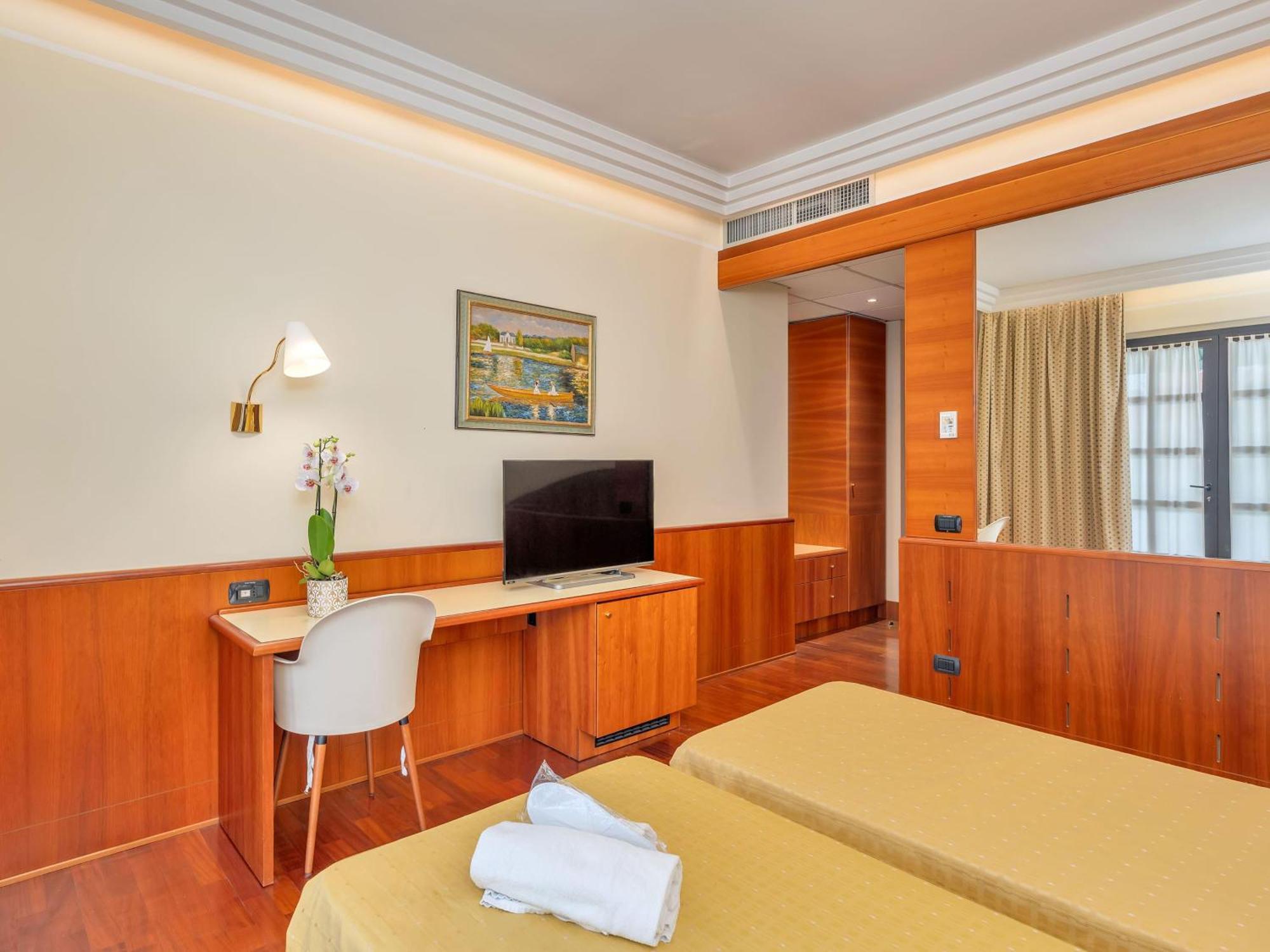 B&B Hotels Hotel Prestige Орнаго Экстерьер фото
