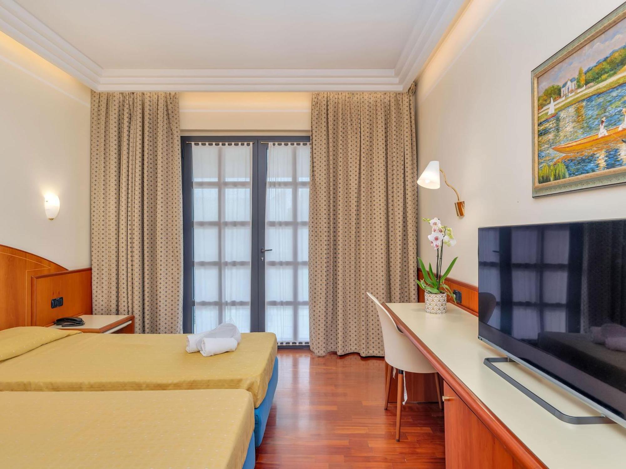 B&B Hotels Hotel Prestige Орнаго Экстерьер фото