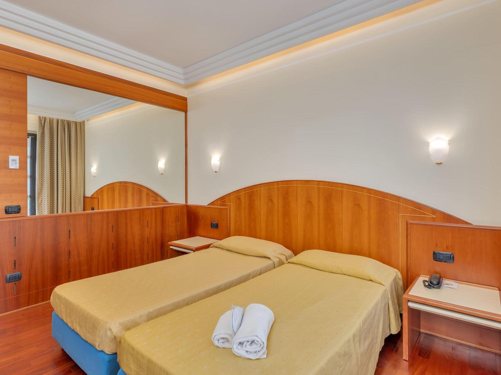 B&B Hotels Hotel Prestige Орнаго Экстерьер фото
