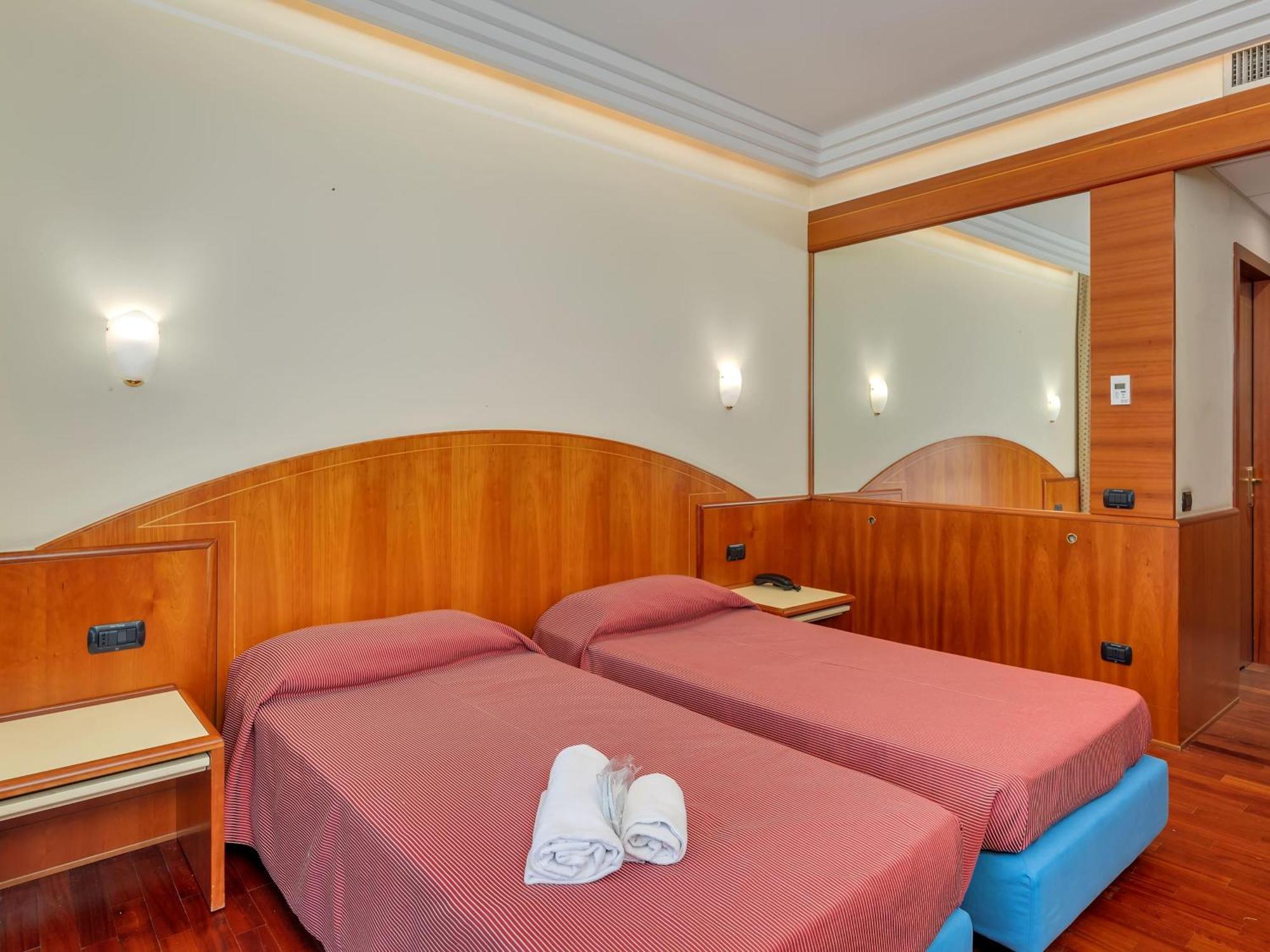 B&B Hotels Hotel Prestige Орнаго Экстерьер фото