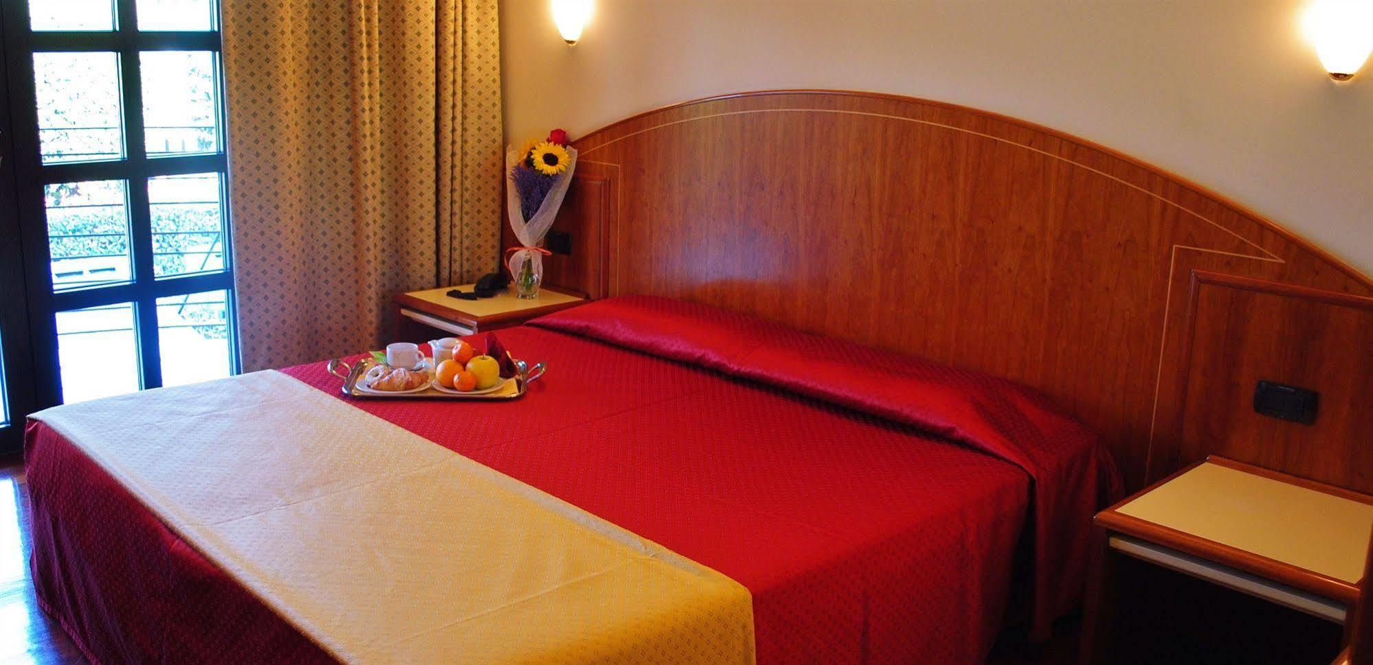 B&B Hotels Hotel Prestige Орнаго Экстерьер фото